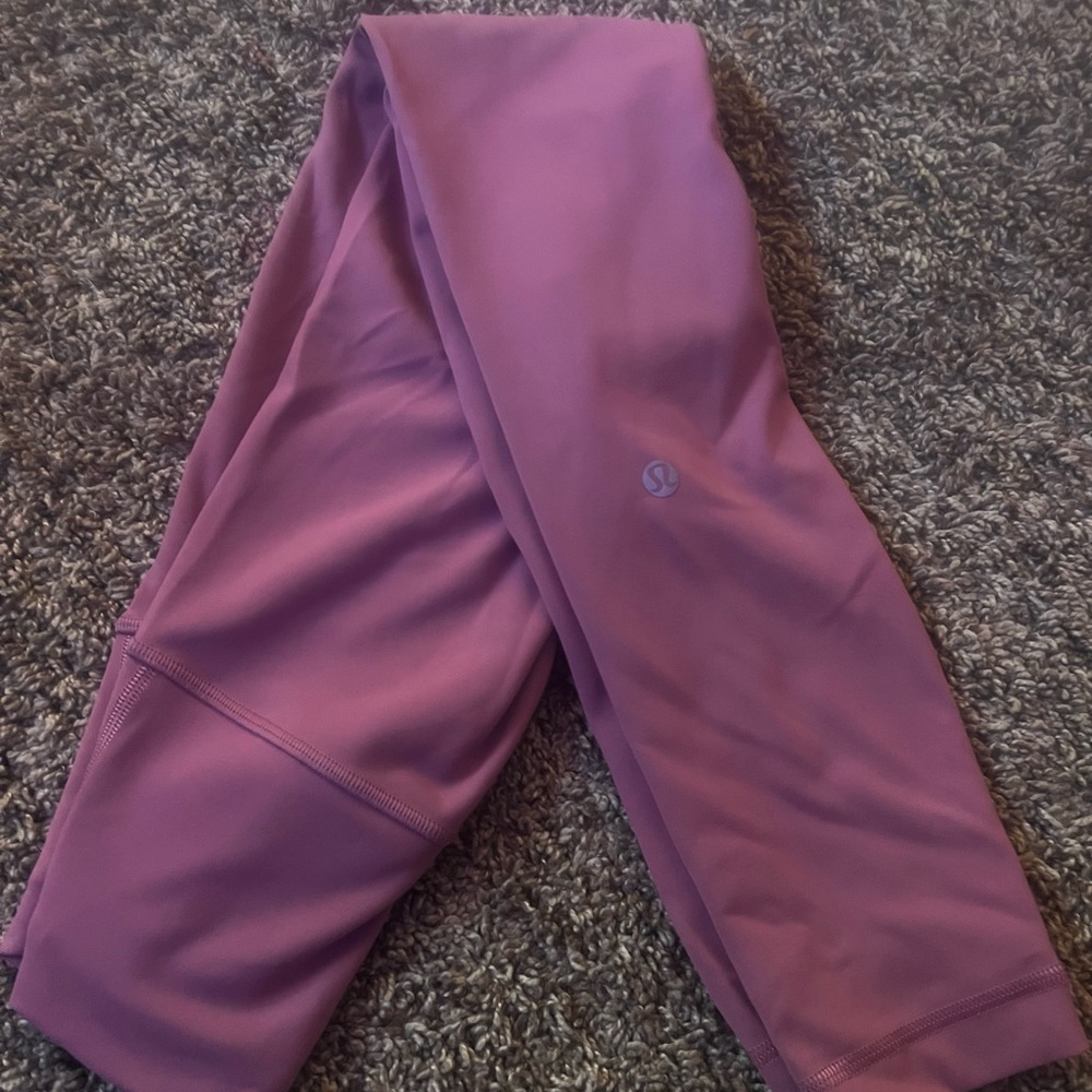 •Lululemon Never worn purple woman’s leggings•